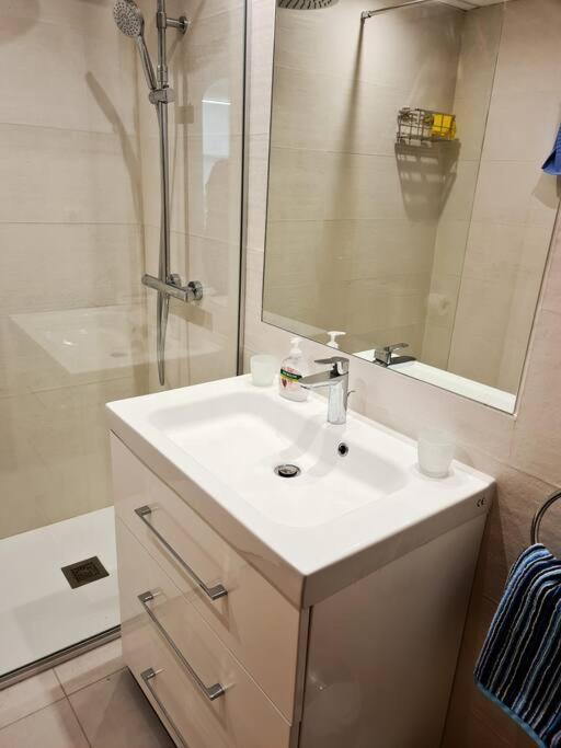 Estepona Port Beachside Apartment - Marina Bay Екстер'єр фото